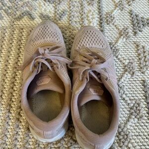 Good new balance sneaker